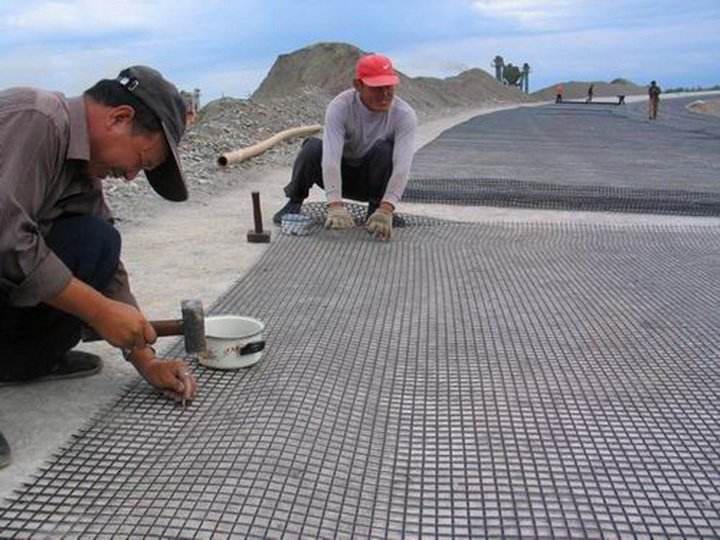 fiberglass geogrid installation (3).jpg